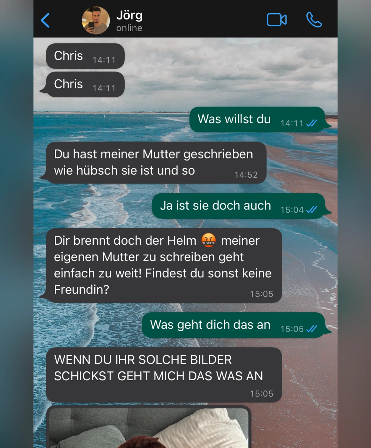 Er schickt seiner Mutter Bilder