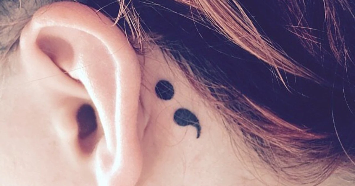 Das bedeutet es, wenn du jemanden mit einem Semikolon-Tattoo siehst