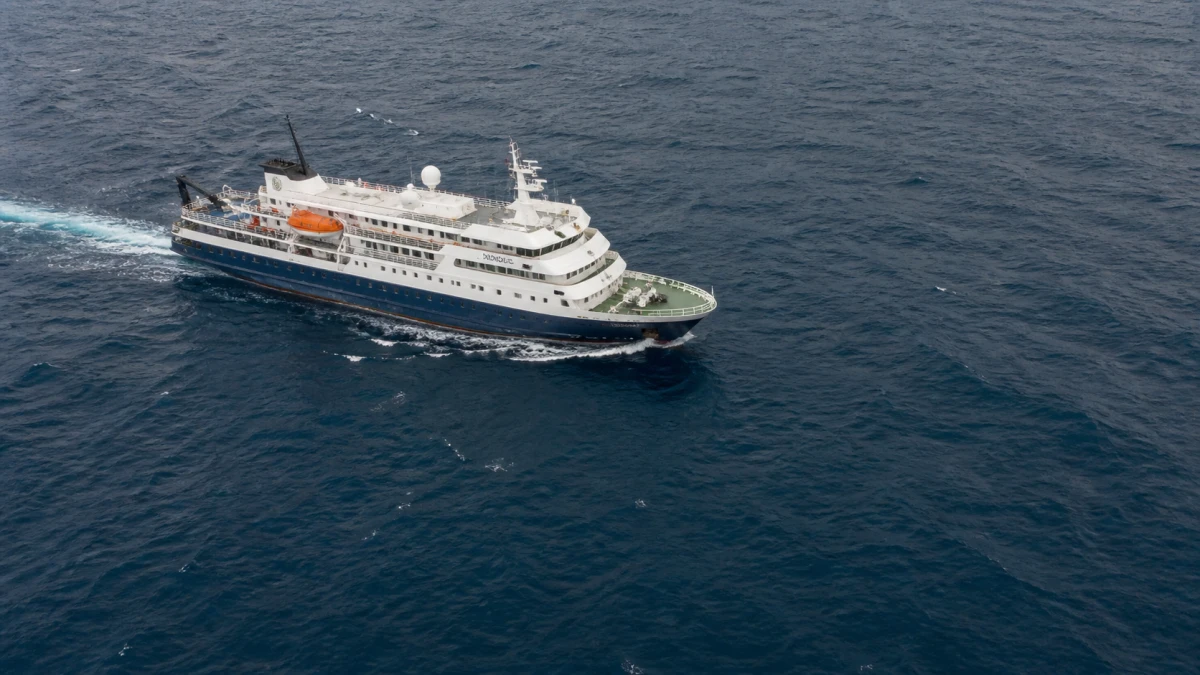 Besorgte Passagiere auf dem Außendeck eines Kreuzfahrtschiffs auf offener See
