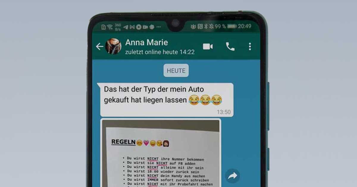 Seine Freundin sagt ihm was gemacht wird und was nicht