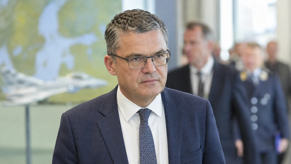 Roderich Kiesewetter in einem politischen Umfeld, im Hintergrund unscharf ein Bundestagsflur und militärische Symbolik