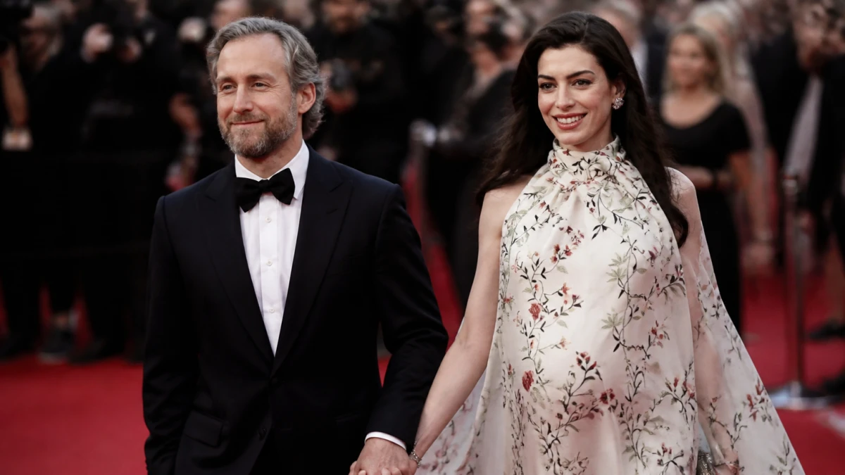 Anne Hathaway zeigt Babybauch: „Dieser Weg war nicht einfach“