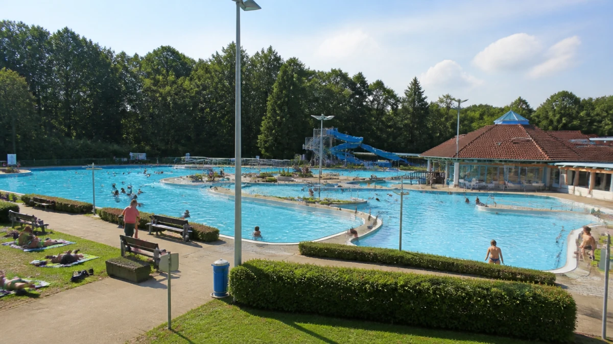 21-Jähriger bedrängt Mädchen im Freibad – Haftbefehl außer Vollzug