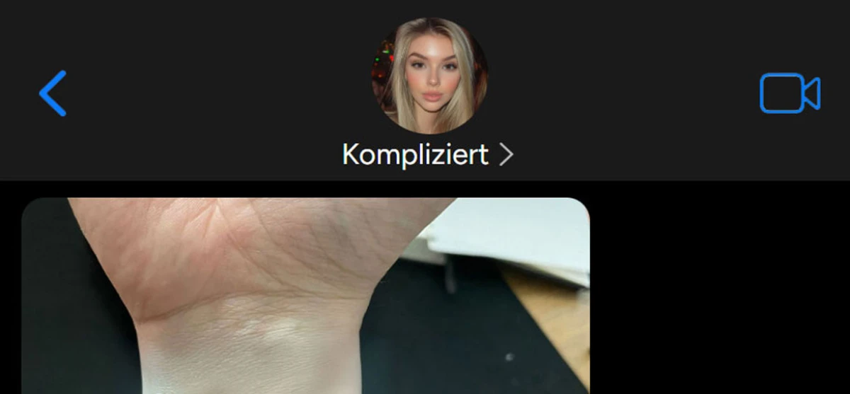 Plötzlich hat sie seinen Namen als Tattoo