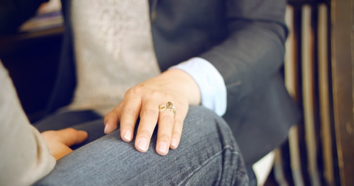 Das denken Männer, wenn sie ihre Hand auf das Knie einer Frau legen.